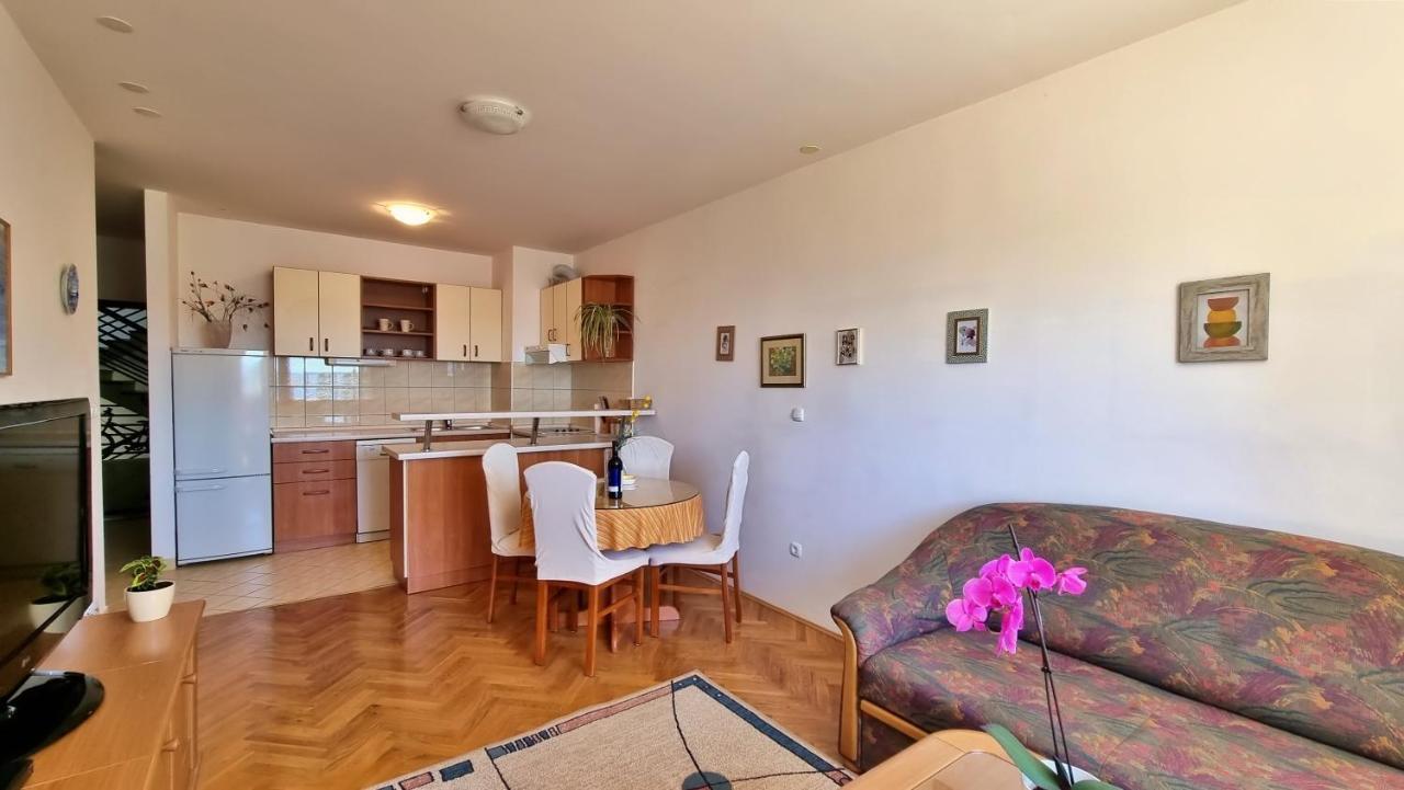 אומיס Apartment Cesarica מראה חיצוני תמונה